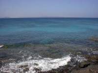 23 Playa Blanca.jpg: Aan de overkant zien we een ander Canarisch eiland liggen, namelijk Fuerteventura.